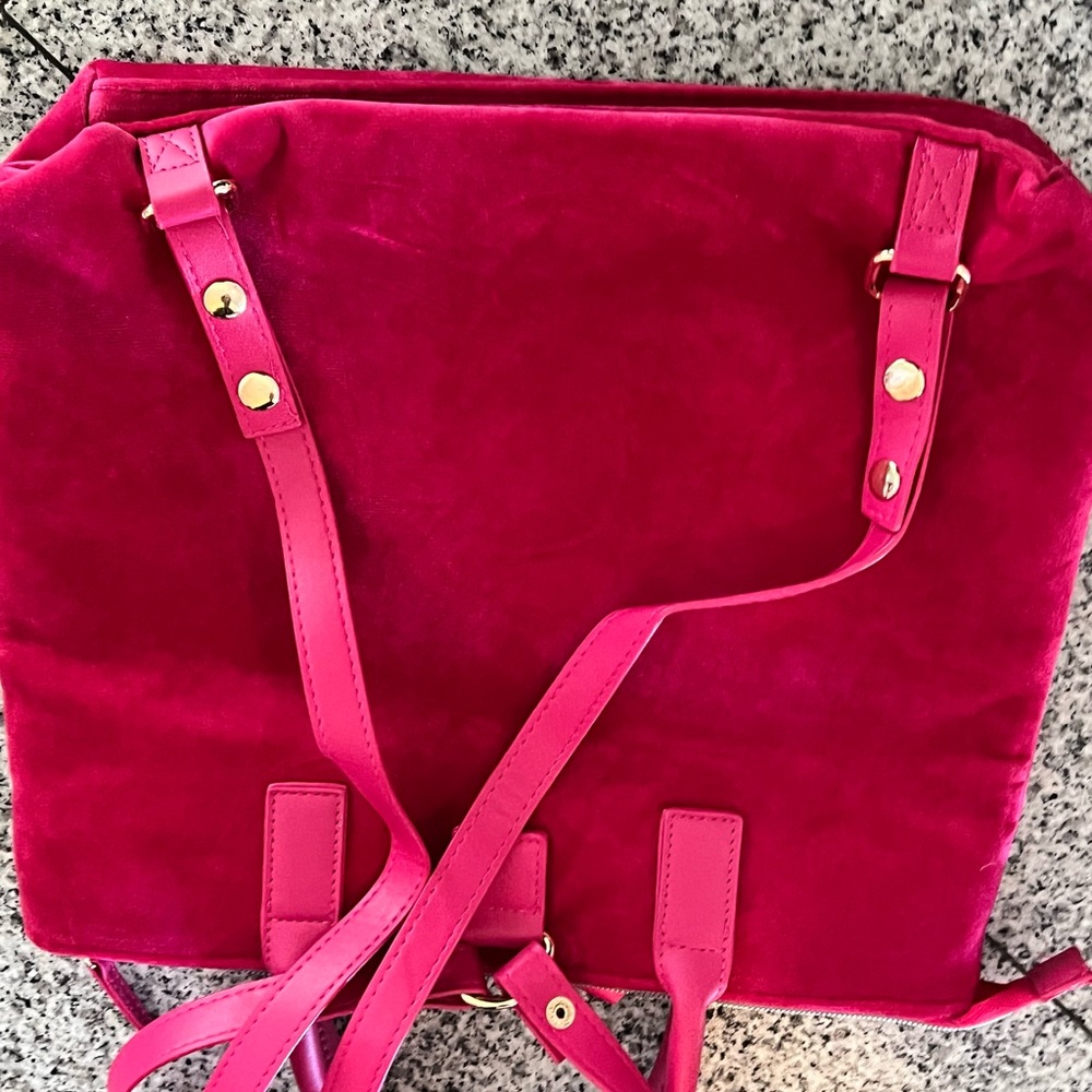 A juicy couture pink purse. Never been used